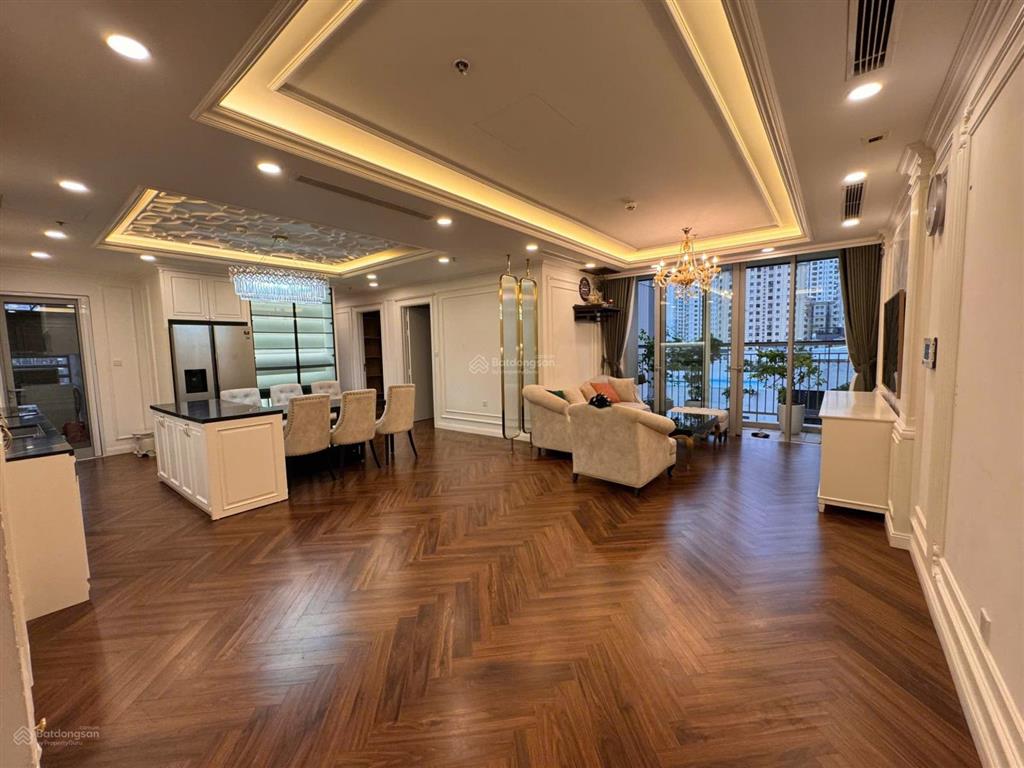 Gia đình bán gấp ch 3pn 105m full đồ đẹp ban công đông bắc view hồ đẹp tại toà a3 vinhomes gardenia