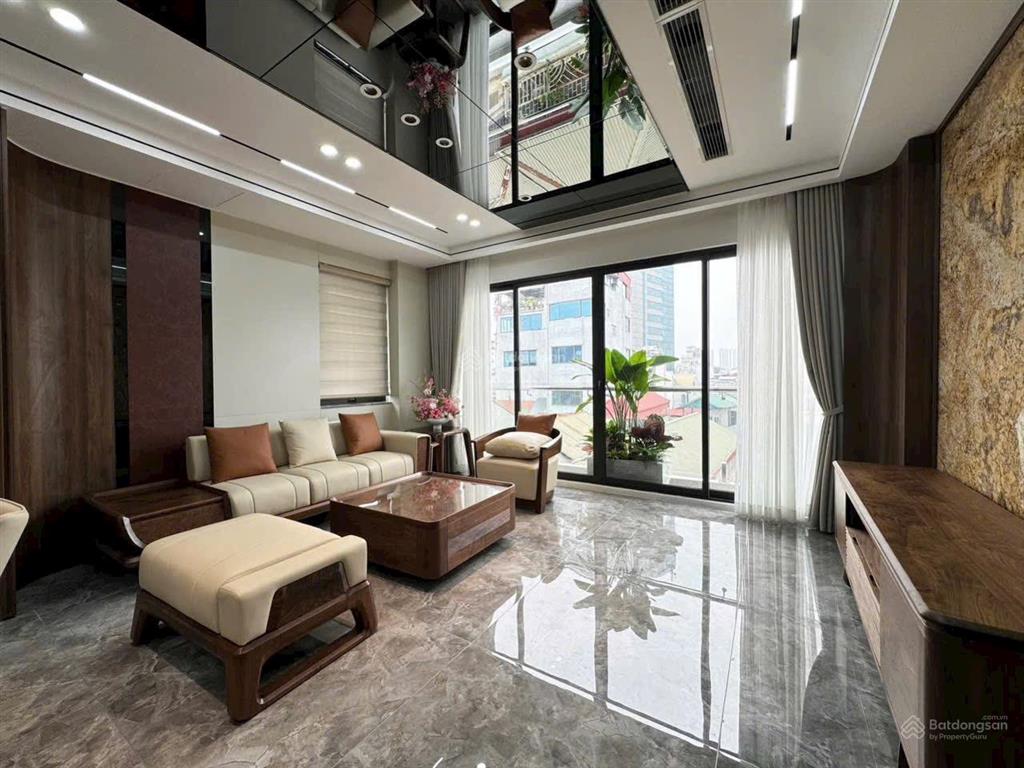 Lô góc  mặt đường  kinh doanh đỉnh
nhà nằm tại tân mai, ô tô tải tránh nhau