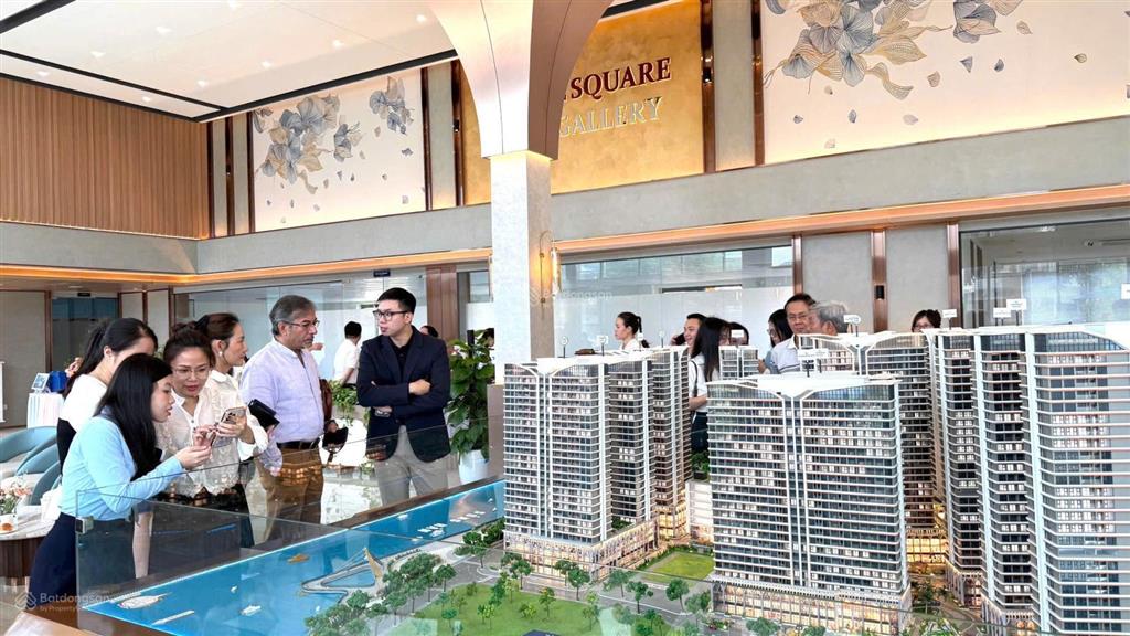 Nổi bật căn 1pn tòa c7 mới nhất tầng 15 view quảng trường, giá chỉ 4.055 tỷ