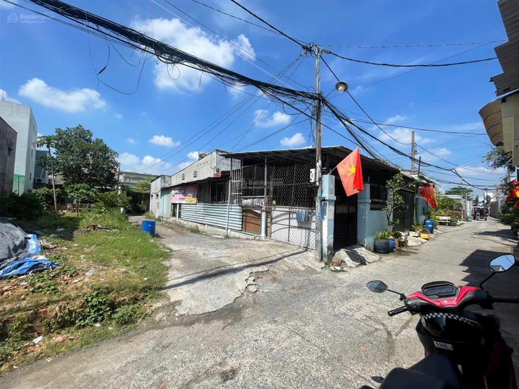 Cần bán lô đất gốc 2 mặt tiền hẻm thông tại thới tam thôn cũ