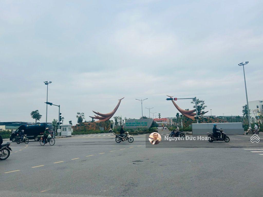 Mặt phố gia lâm, mặt tiền rộng, đường 4 ô tô tránh, vỉa hè 5m, trung tâm sầm uất, kinh doanh đỉnh.