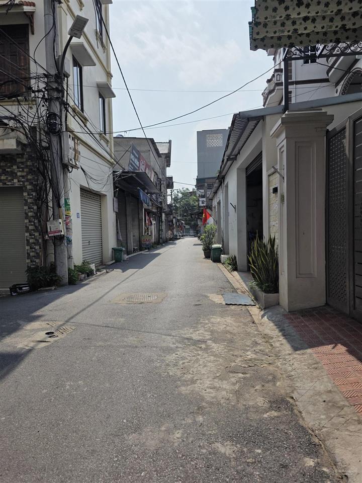 Hiếm, ô tô 7 chỗ ra vào thoải mái, lô góc 2 thoáng, dân cư đông đúc, tiện ích đầy đủ, giá hợp lý