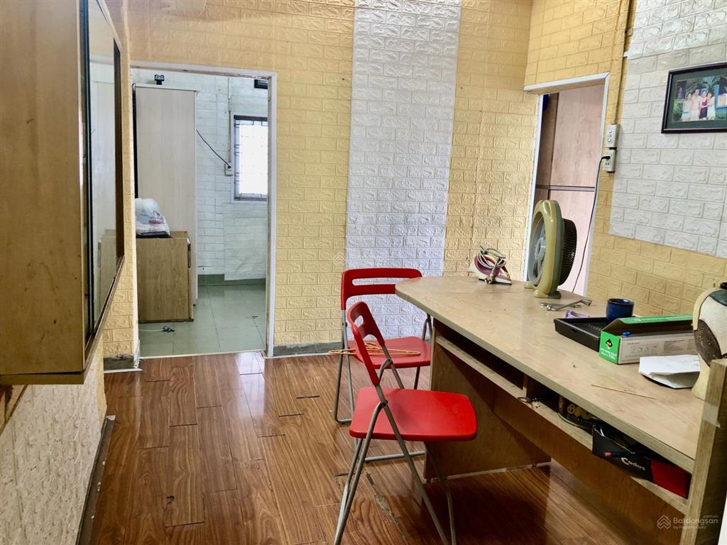 Siêu tập thể lò đúc 88m2 3pn, lô góc 3 thoáng, sân sau nhà mái che 70m2, ô tô đỗ chân cầu thang
