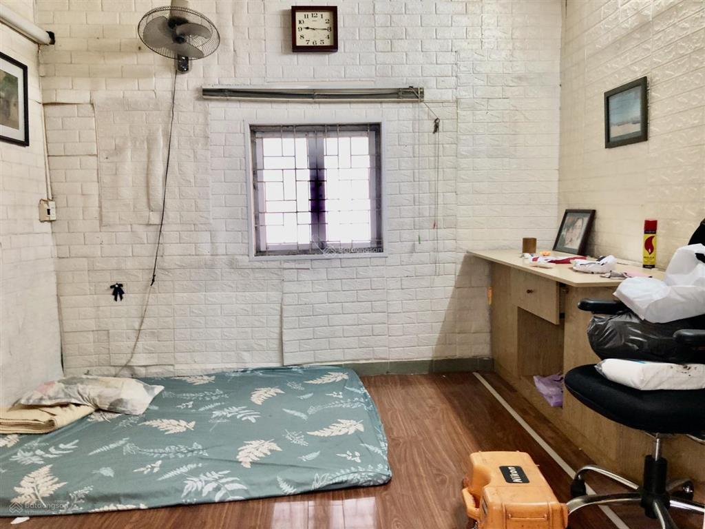 Siêu tập thể lò đúc 88m2 3pn, lô góc 3 thoáng, sân sau nhà mái che 70m2, ô tô đỗ chân cầu thang