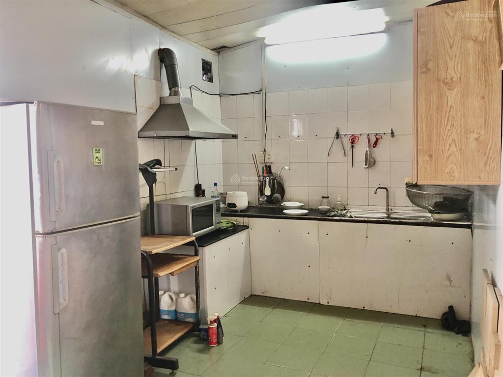 Siêu tập thể lò đúc 88m2 3pn, lô góc 3 thoáng, sân sau nhà mái che 70m2, ô tô đỗ chân cầu thang
