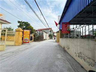 Lô góc trục chính đường nhựa , ô tô chạy vòng quanh