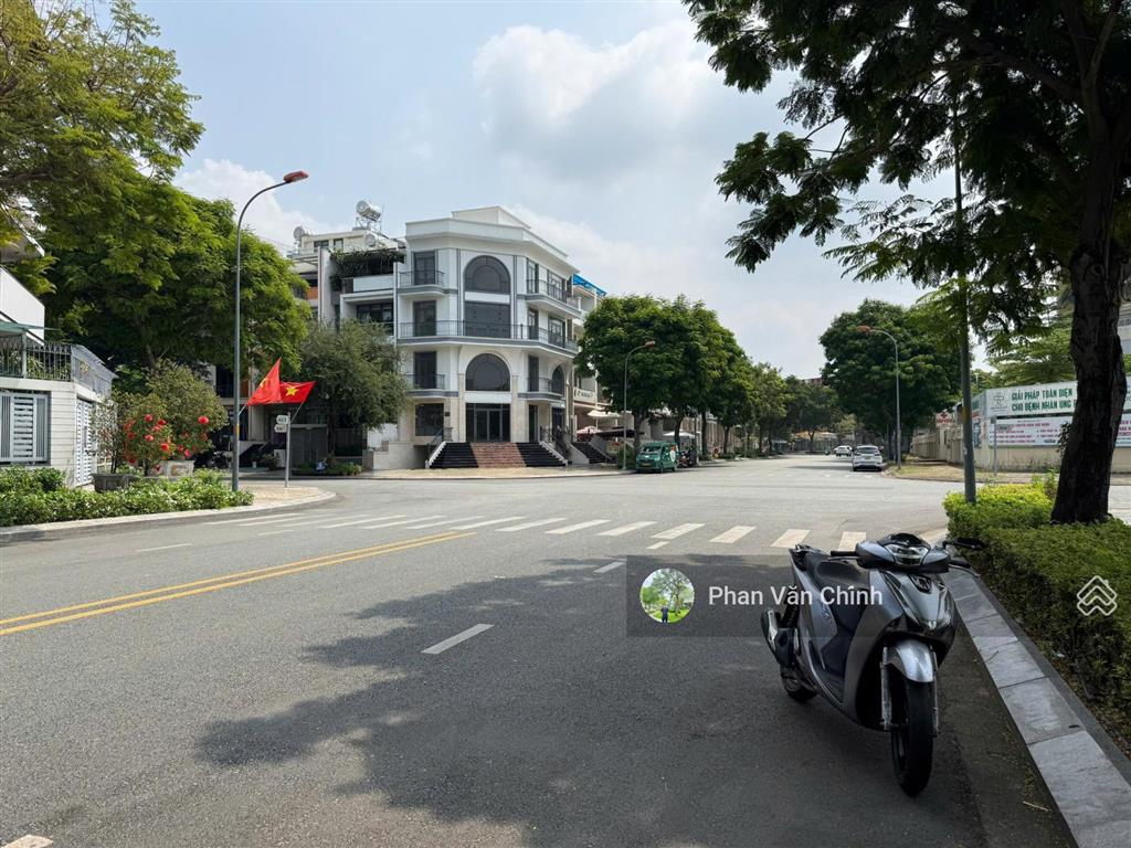 Bán nhà vạn phúc (5x20m) đối diện khu công viên, hồ bơi giá 23,5 tỉ tl