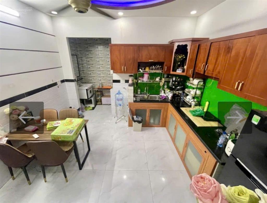 3,7 tỷ giảm còn 3 tỷ 450. nhà 67m2 trịnh đình trọng gần nhà thờ phú bình. xây 3 tầng đúc, sổ sẵn