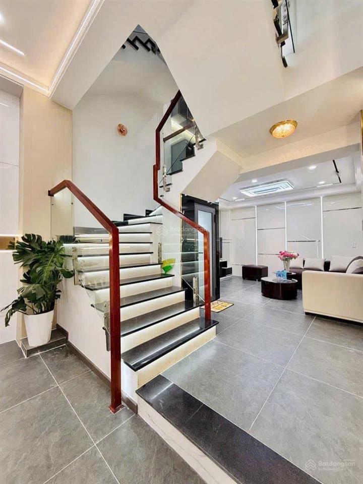 Bàn nhà q10 gần khu hà đô. dt 56m2 xây 4 tầng đúc. hẻm thông thoáng, oto vô tư