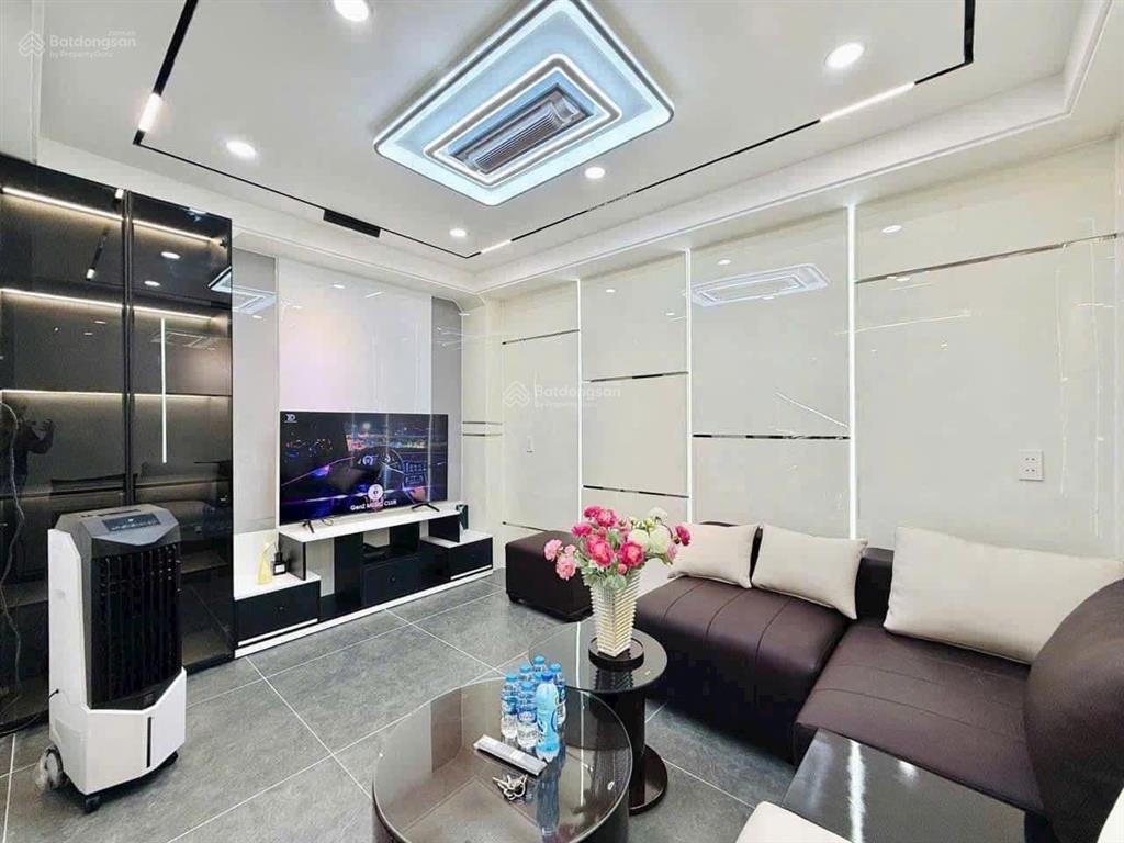 Bàn nhà q10 gần khu hà đô. dt 56m2 xây 4 tầng đúc. hẻm thông thoáng, oto vô tư