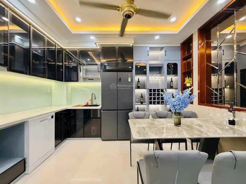 Bàn nhà q10 gần khu hà đô. dt 56m2 xây 4 tầng đúc. hẻm thông thoáng, oto vô tư