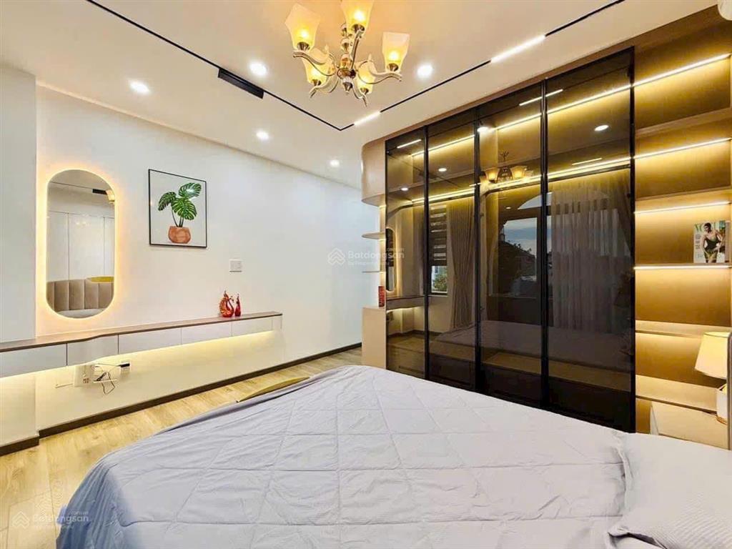 Bàn nhà q10 gần khu hà đô. dt 56m2 xây 4 tầng đúc. hẻm thông thoáng, oto vô tư