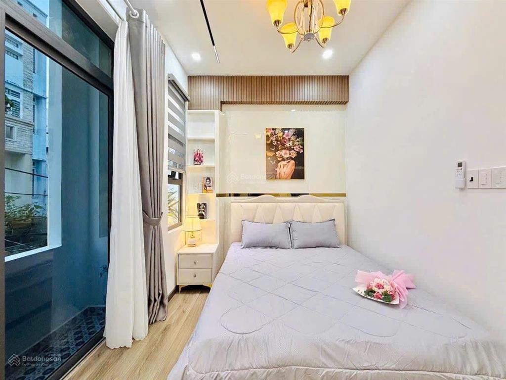 Bàn nhà q10 gần khu hà đô. dt 56m2 xây 4 tầng đúc. hẻm thông thoáng, oto vô tư