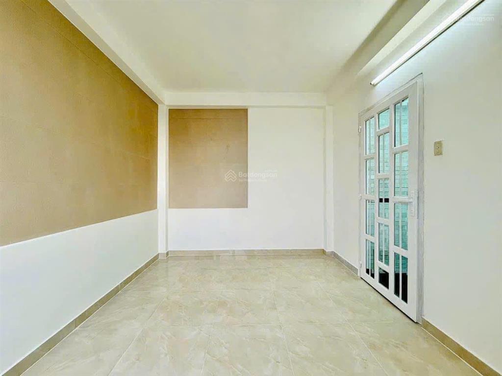 Bàn nhà q10 gần khu hà đô. dt 56m2 xây 4 tầng đúc. hẻm thông thoáng, oto vô tư