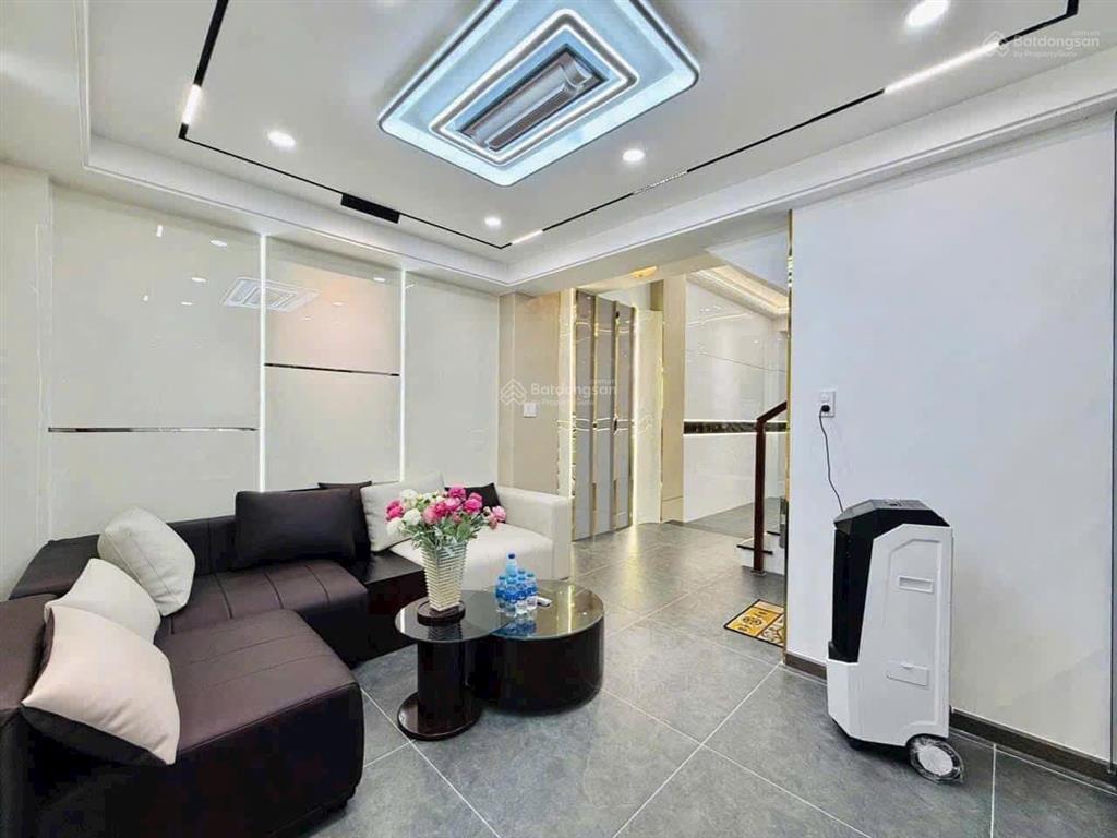 Bàn nhà q10 gần khu hà đô. dt 56m2 xây 4 tầng đúc. hẻm thông thoáng, oto vô tư