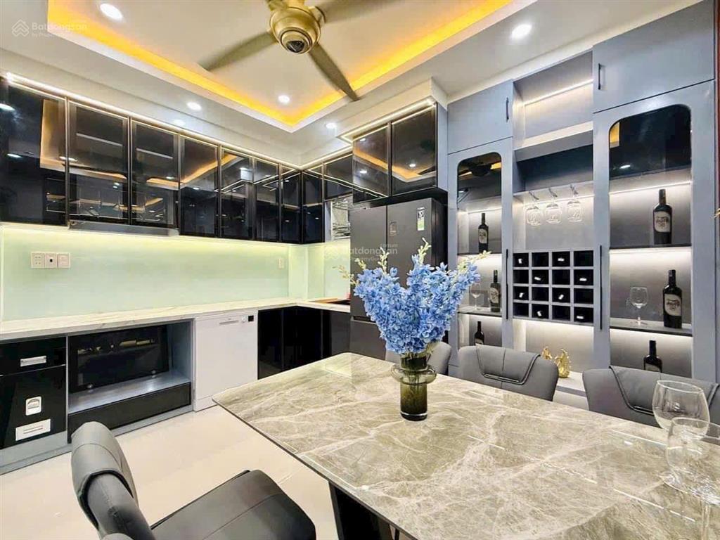 Bàn nhà q10 gần khu hà đô. dt 56m2 xây 4 tầng đúc. hẻm thông thoáng, oto vô tư