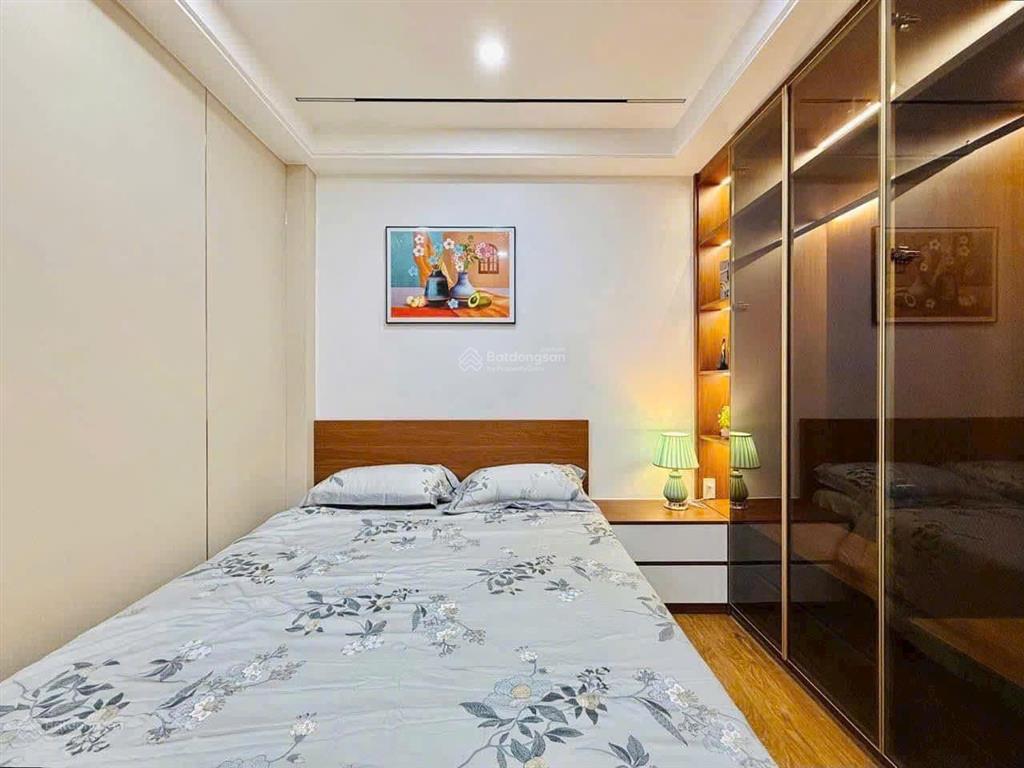 Bàn nhà q10 gần khu hà đô. dt 56m2 xây 4 tầng đúc. hẻm thông thoáng, oto vô tư