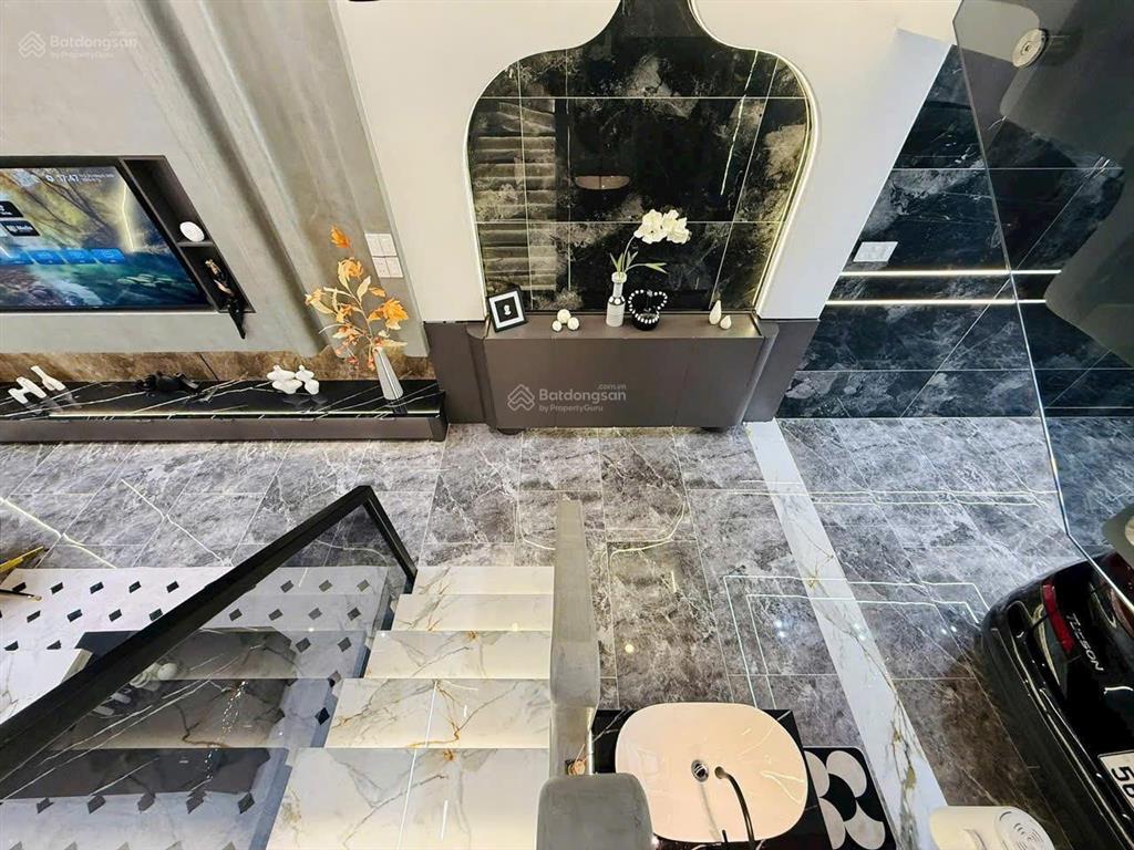 Chủ bán gấp 2,2 tỷ. nhà 42,3m2 gần vạn hạnh mall. xây 1 trệt 2 lầu  sân thượng, đường vô 5m