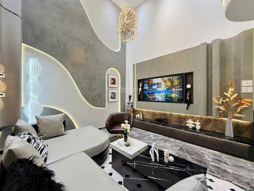 Chủ bán gấp 2,2 tỷ. nhà 42,3m2 gần vạn hạnh mall. xây 1 trệt 2 lầu  sân thượng, đường vô 5m