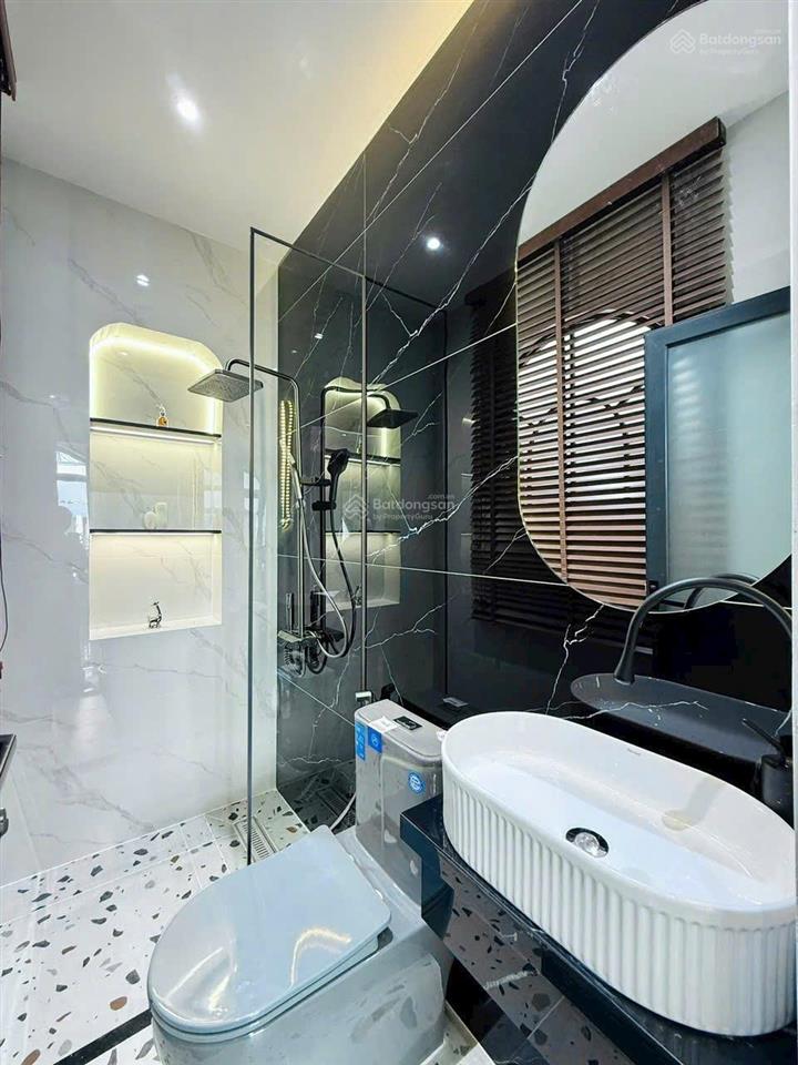 Chủ bán gấp 2,2 tỷ. nhà 42,3m2 gần vạn hạnh mall. xây 1 trệt 2 lầu  sân thượng, đường vô 5m