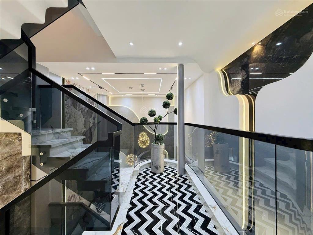 Chủ bán gấp 2,2 tỷ. nhà 42,3m2 gần vạn hạnh mall. xây 1 trệt 2 lầu  sân thượng, đường vô 5m