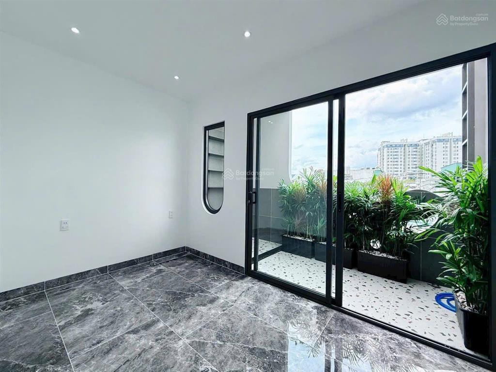 Chủ bán gấp 2,2 tỷ. nhà 42,3m2 gần vạn hạnh mall. xây 1 trệt 2 lầu  sân thượng, đường vô 5m