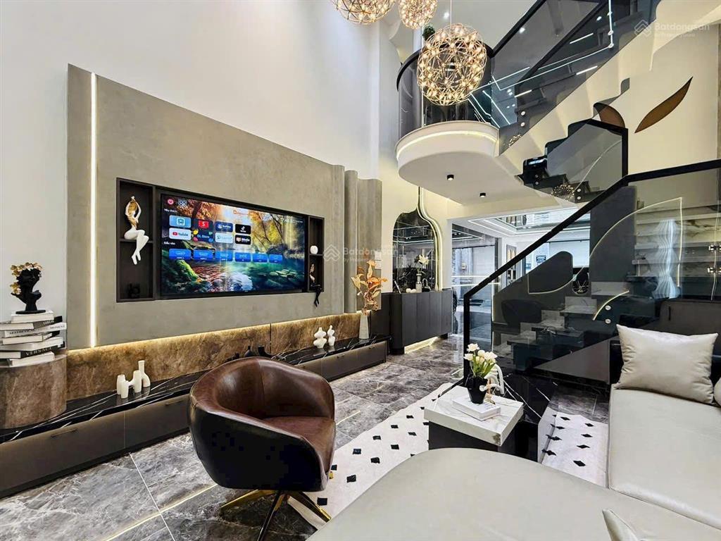 Chủ bán gấp 2,2 tỷ. nhà 42,3m2 gần vạn hạnh mall. xây 1 trệt 2 lầu  sân thượng, đường vô 5m