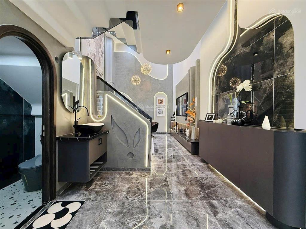 Chủ bán gấp 2,2 tỷ. nhà 42,3m2 gần vạn hạnh mall. xây 1 trệt 2 lầu  sân thượng, đường vô 5m