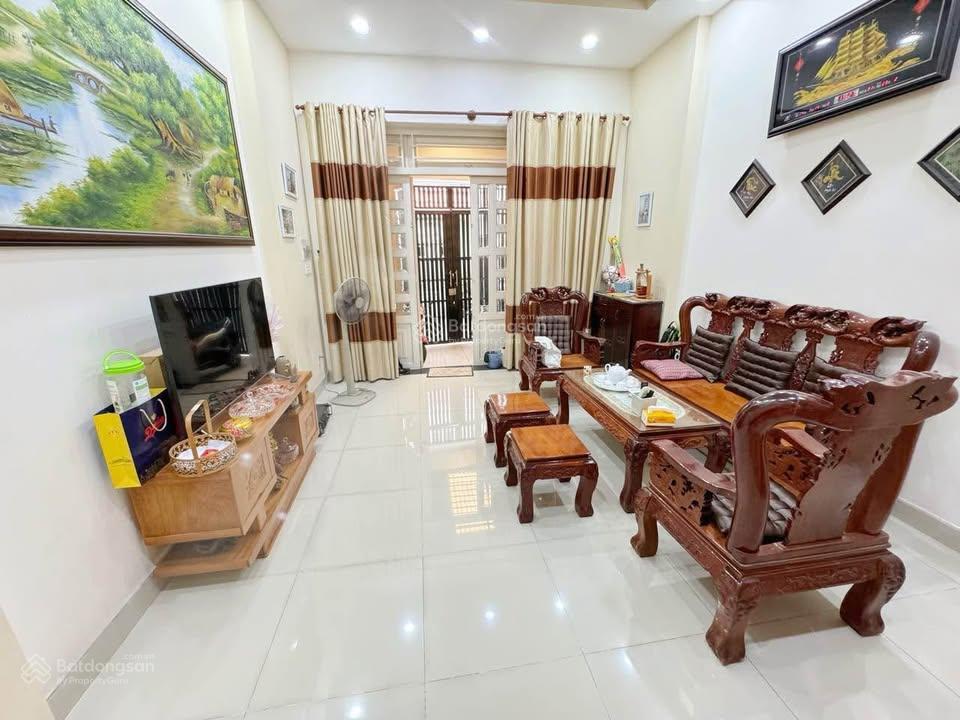 Hàng hiếm dưới 3 tỷ  quận 11. nhà 62m2 hồng bàng, gần chọ bình thới. xây 4 tầng đúc, sổ riêng