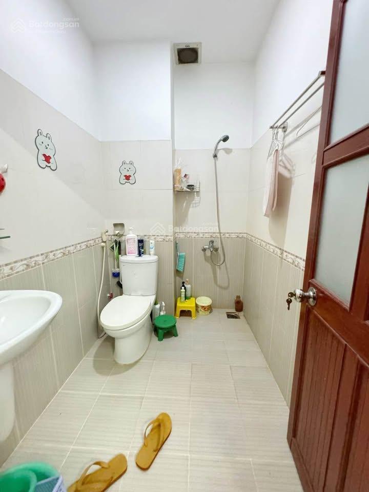 Hàng hiếm dưới 3 tỷ  quận 11. nhà 62m2 hồng bàng, gần chọ bình thới. xây 4 tầng đúc, sổ riêng