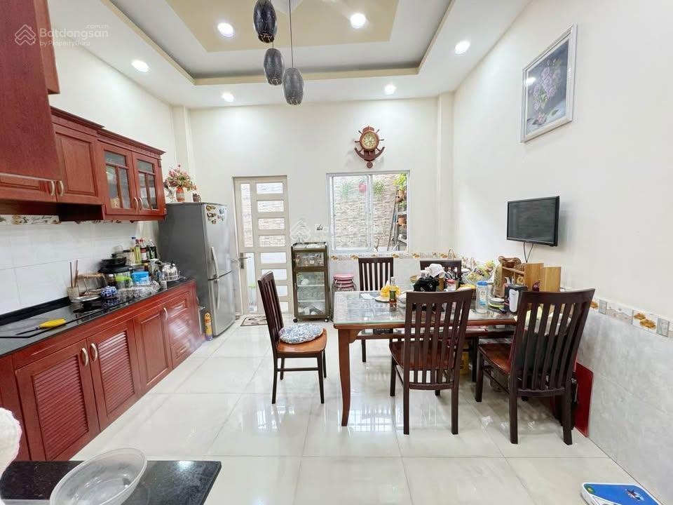 Hàng hiếm dưới 3 tỷ  quận 11. nhà 62m2 hồng bàng, gần chọ bình thới. xây 4 tầng đúc, sổ riêng