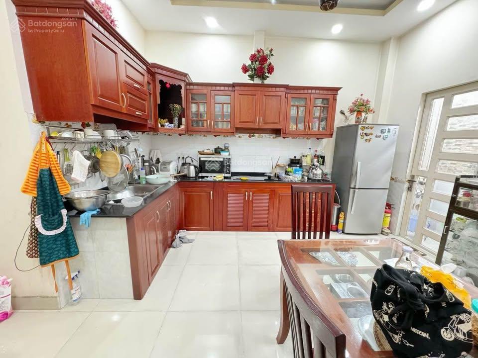 Hàng hiếm dưới 3 tỷ  quận 11. nhà 62m2 hồng bàng, gần chọ bình thới. xây 4 tầng đúc, sổ riêng
