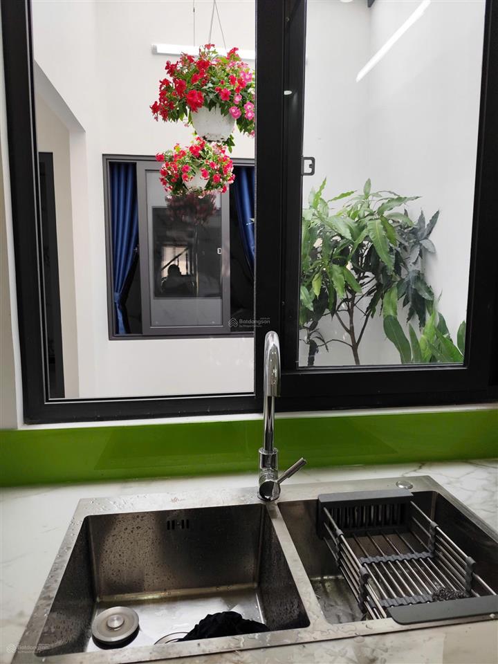 Nhà đầu đường phạm văn đồng gần sân bay, dt 63m2 xây 3 tầng, sổ riêng