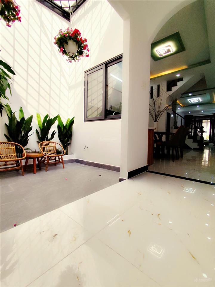 Nhà đầu đường phạm văn đồng gần sân bay, dt 63m2 xây 3 tầng, sổ riêng