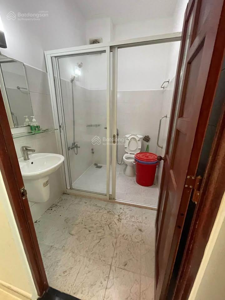 Kẹt vốn bán nhanh 3,2 tỷ. nhà 68,2m² xây 1 trệt 2 lầu, sau giga mall thủ đức. hẻm 6m, sổ sẵn