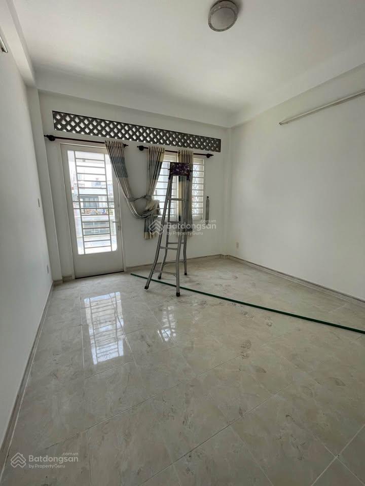Kẹt vốn bán nhanh 3,2 tỷ. nhà 68,2m² xây 1 trệt 2 lầu, sau giga mall thủ đức. hẻm 6m, sổ sẵn