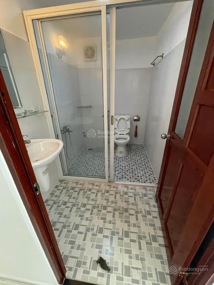 Kẹt vốn bán nhanh 3,2 tỷ. nhà 68,2m² xây 1 trệt 2 lầu, sau giga mall thủ đức. hẻm 6m, sổ sẵn
