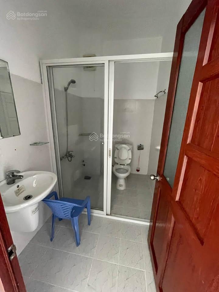 Kẹt vốn bán nhanh 3,2 tỷ. nhà 68,2m² xây 1 trệt 2 lầu, sau giga mall thủ đức. hẻm 6m, sổ sẵn