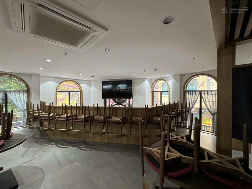Cho thuê nhà lô góc mặt phố thái hà, đống đa 80m² x 3 tầng, mặt tiền rộng 18m, giá 80 triệu/tháng