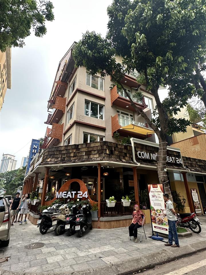 Cho thuê nhà khu nguyên hồng  đống đa120m2 x 4t, mặt tiền  10m,thông sàn vỉa hè rộng, 65tr/tháng.