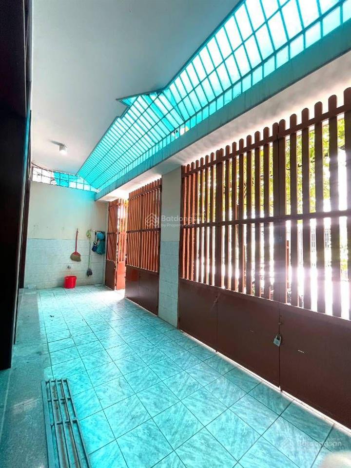 Nhà mặt tiền khu tên lửa  8 x 20. được gia chủ chia thành 2 căn 2 số riêng biệt.
