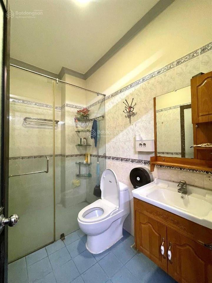 Nhà mặt tiền khu tên lửa  8 x 20. được gia chủ chia thành 2 căn 2 số riêng biệt.
