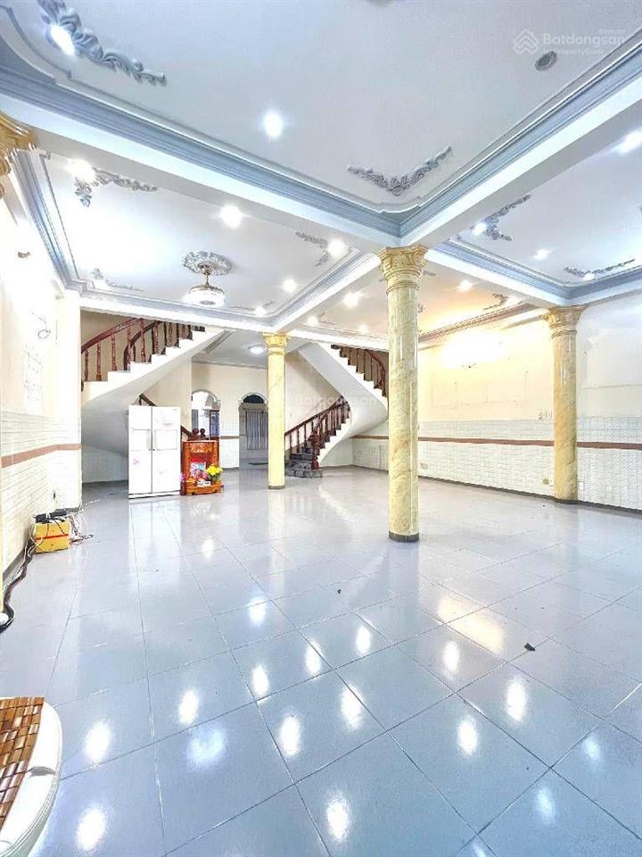 Nhà mặt tiền khu tên lửa  8 x 20. được gia chủ chia thành 2 căn 2 số riêng biệt.