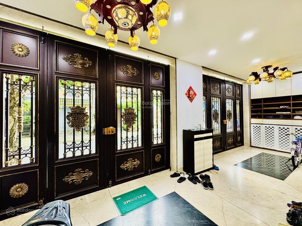 Nhà mặt tiền 12m có lề ngay aeon tên lửa