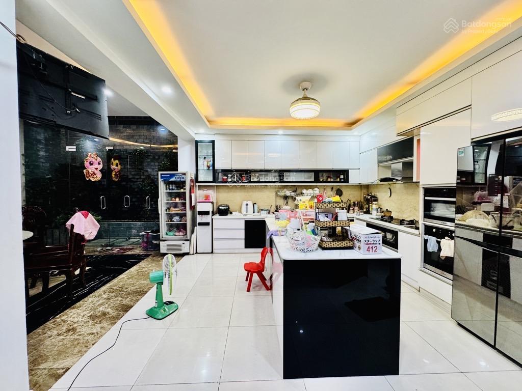 Nhà mặt tiền 12m có lề ngay aeon tên lửa