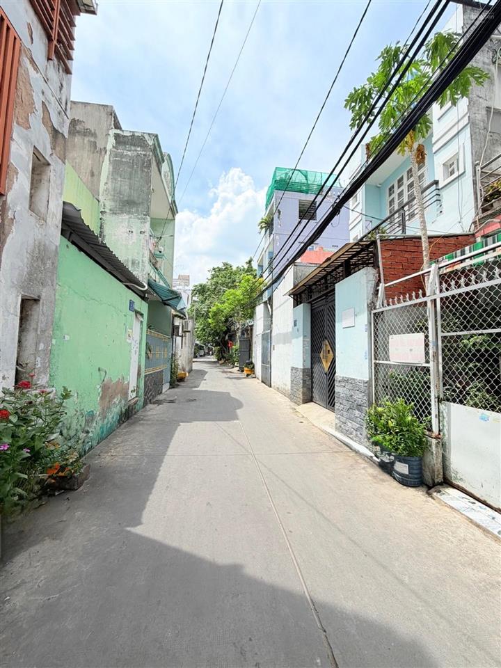 Nhà hẻm xe hơi  ngay hương lộ 2