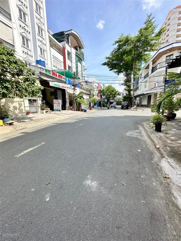 Nhà mặt tiền ngay aeon tên lửa
