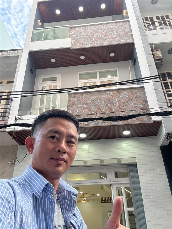 Nhà hẻm xe tải quay đầu  3 tầng đúc