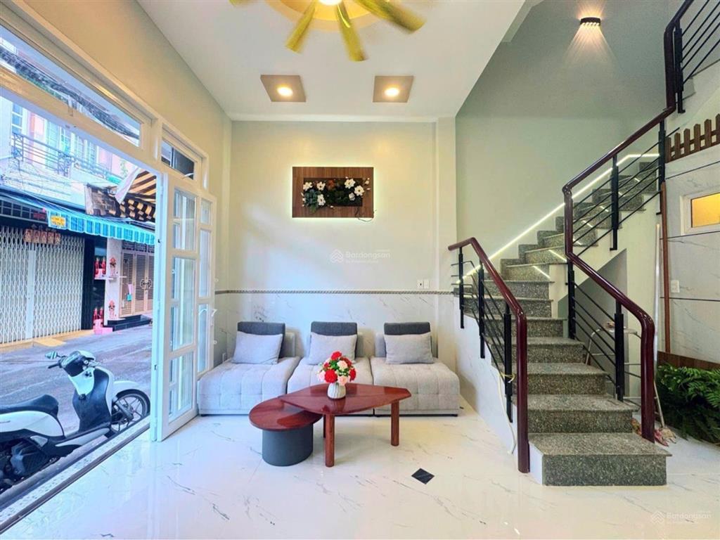 Nhà hẻm xe tải quay đầu  3 tầng đúc