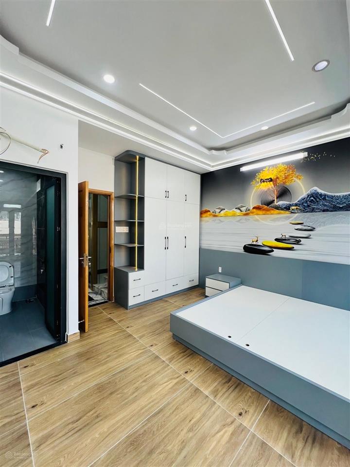 Nhà 5 tầng  thang máy xịn  hẻm 8m thông